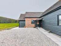 Luxury Retreat in UK with Pool & Tennis Court - 泳池