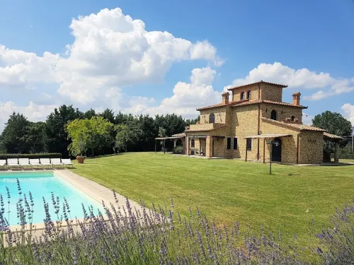 Lago di Chiusi Villa with Pool