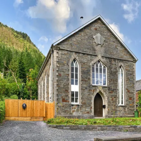 Chapel in Snowdonia with Hot Tub & Games Room Отели в г. Макинлет