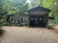 Beautiful Highlands cabin! 8 min to town-Pet friendly-lots of outdoor space