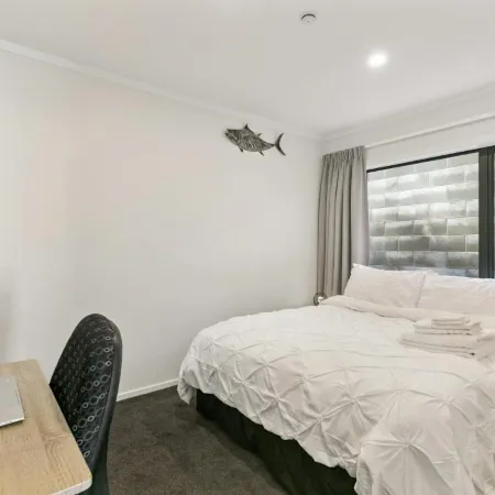 Modern 1BR Flat, Private Entry, Full Kitchen-30 minutes' drive to Wellington CBD Отели в г. Аппер Хатт