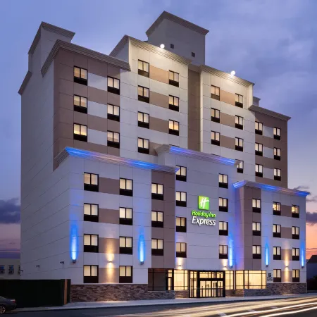 Holiday Inn Express JAMAICA - JFK AIRTRAIN - NYC by IHG Отели рядом с достопримечательностью «Железнодорожная станция JFK Air Train»