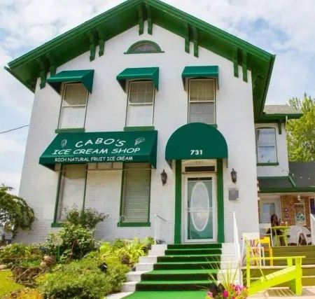 Private 2-Suite Retreat In UpTown Arts District