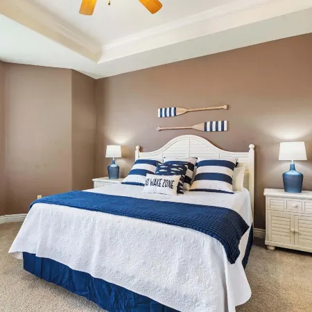 Cliffside Lake Retreat - 2 Bdr, Walk to Table Rock