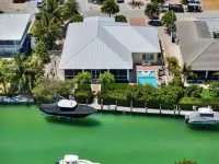 Beautiful Newer 4/4 Home w. Dockage & Private Pool Turtle Hospital附近的飯店