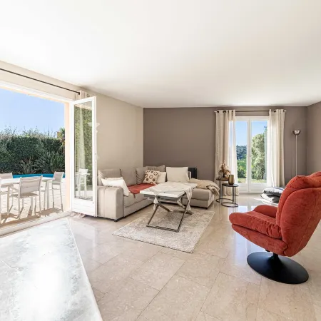 Quiet House with Pool Отели в г. Биот