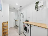 Bright 2-Bed Unit Near Scarborough Beach 士嘉堡酒店