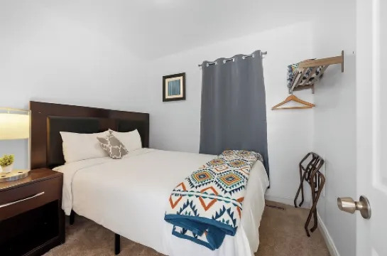 New Downtown Lux 3BR Free Parking, AC & Wi-fi