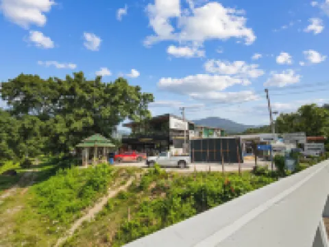 The Sky Roof Homestay @ Kiriwong Hotels in Lan Saka
