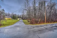 Spacious Oneida Retreat w/ Game Room! - Pysäköinti
