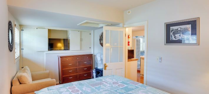 Tropical Island Escape w/ Deck, Walk to Avalon Bay Hotels in Avalon