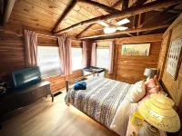 22 miles to Round Top, 3/2 w/ trailer parking, relaxing cozy cabin w/ lake, wifi