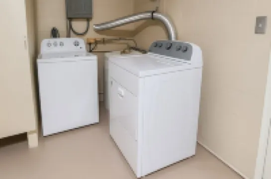 Modern Peaceful Getaway•9 Min to Beach•Fast Wi-Fi Hotels in Holiday