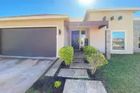 Pool, Patio & Yard: Chic South Texas Home - 3 stjerner