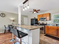 Charming entire ranch home - 3 bedrooms , 1-restroom, Free drive way parking Hotels in Ballwin