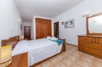P 02 - Bedroom 2 in Meia-Praia Seaview Guesthouse - 3 stelle