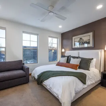 Summer by the Lake! Beautiful Swimming Pool, Patio Hot Tub Firetable BBQ Nature Trails Hiking Biking