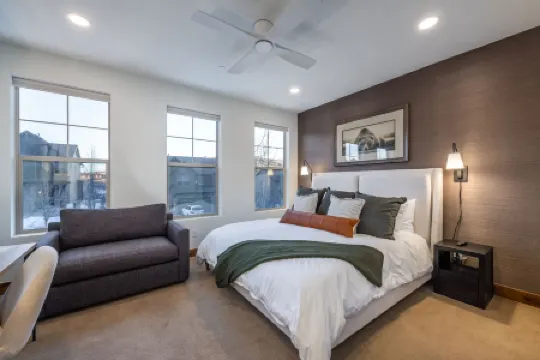 Luxury 4BD Retreat at Jordanelle, Private Hot Tub, Amazing Amenities