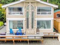 Beachfront, Water & Mountain Views, Epic Deck on Whidbey Island! Hotels in Langley