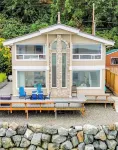 Beachfront, Water & Mountain Views, Epic Deck on Whidbey Island!