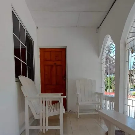 House - Sleeps 2 - Parking - Patio
