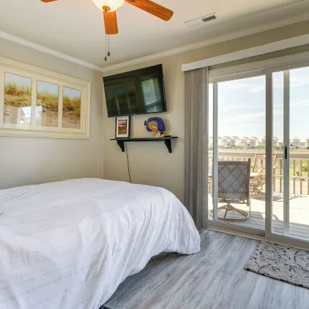 Charming Surf City Beach House - Walk to Ocean!