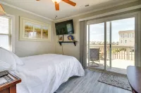 Charming Surf City Beach House - Walk to Ocean! - balcony