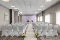 Holiday Inn & Suites OVERLAND PARK-WEST by IHG - 駐車場