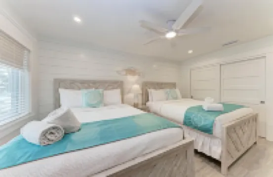 Cozy Pool View and Charming Decor - Quaint Island Retreat