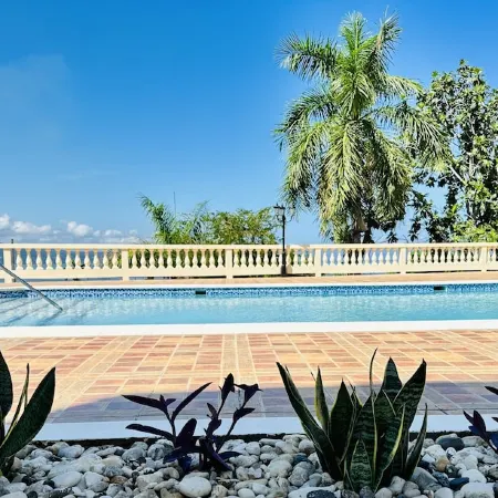 Falcon Views/Free Airport Transportation/Gated Complex/Security