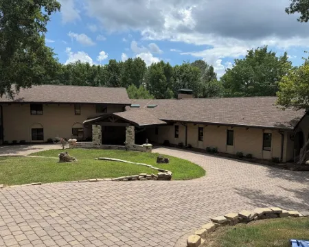 7 Br Lake Barkley Estate - Perfect for Family Gatherings, Reunions & Retreats Hotels in Trigg County