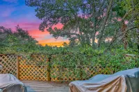 Home With Enclosed Yard, Fire Pit, Wifi, W/d, & AC - Great Location - Bungalows