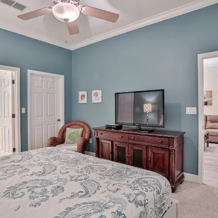Elegant Waterfront Condo With Central AC, Balcony, and Shared Pools & hot Tubs
