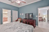 Elegant Waterfront Condo With Central AC, Balcony, and Shared Pools & hot Tubs