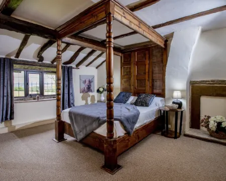 1 Bedroom Cottage in Bury, No Deposit Hotels in Bury
