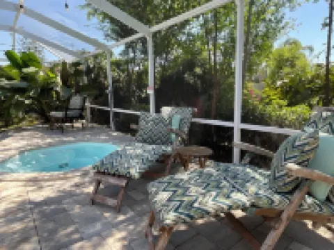 Private Heated Pool and Hottub , Pet Friendly, New Golf Cart , Close to Shopping