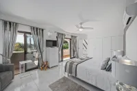 Luxury 4-Bed Villa with Heated Pool & Rooftop Sea Views –400m from Coelha Beach - Villa