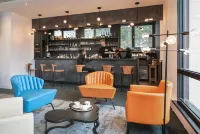 Stylish Alpine Base With Workspace