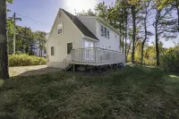 Drift Cottage Steps to Beach فنادق في 