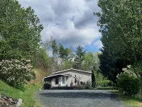 Mountain Retreat in Blue Ridge Mountains. Privacy!  Owner Managed. Hotels in Pine Swamp
