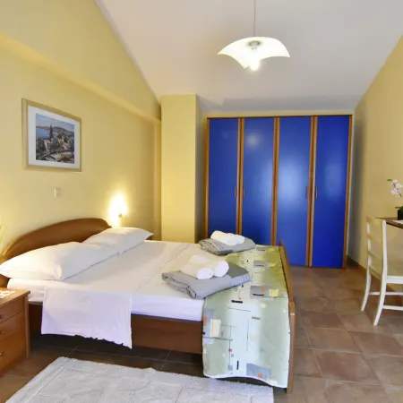 Bright stay with shared pool & BBQ in Tar