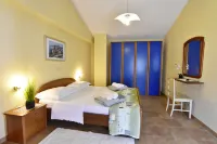 Bright stay with shared pool & BBQ in Tar