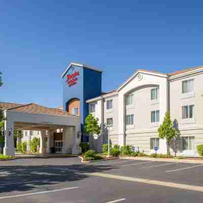 Hampton Inn & Suites Redding Hotel Exterior