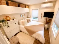 Entire cottage, walk to/from ferry & downtown, newly renovated, parking on site