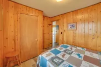 Lakefront Cabin w/ Private Dock & Beach! - 3 звезды