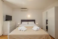 Charming Studio Rental in Malinska-Dubašnica with Garden View - 4성급