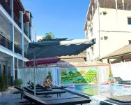 Avenue Hotel VangVieng - С бассейном