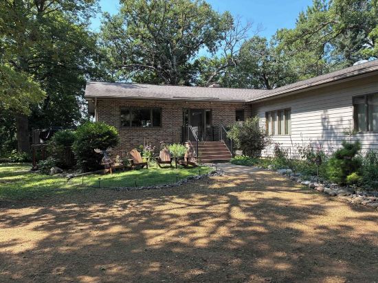 Spacious 4-bedroom house with private access to river in Willow River State Park