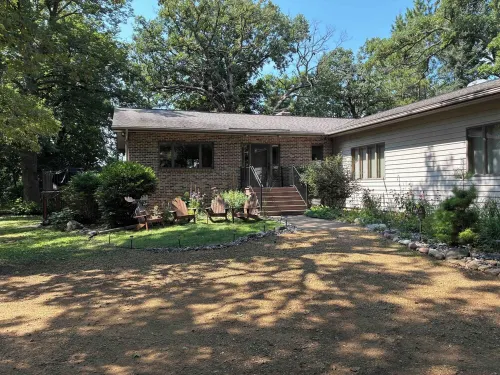 Spacious 4-bedroom house with private access to river in Willow River State Park - Homestays