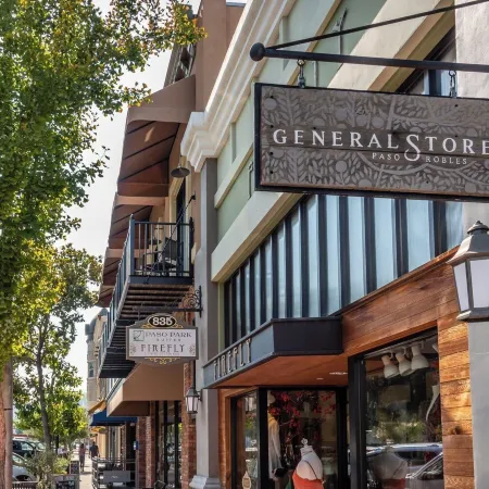 Paso Park Suites by Avantstay Balcony Over the Square + Walkable Paso Robles